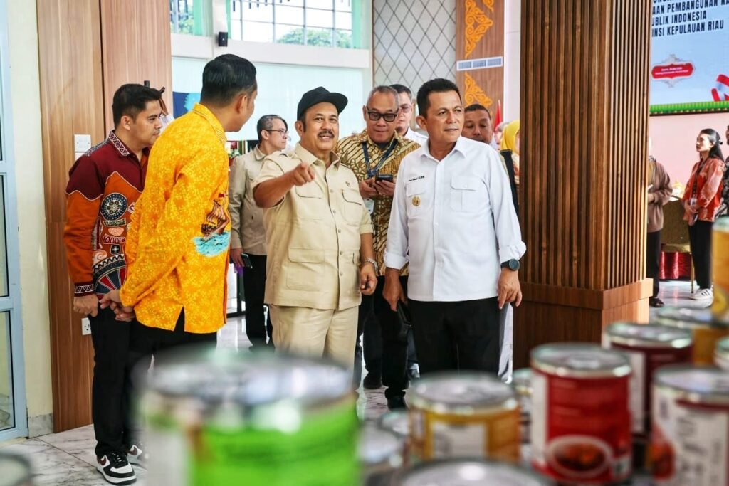 Menteri PPN/Bappenas RI Rachmat Pambudy didampingi Gubernur Kepri Ansar Ahmad melihat sejumlah produk unggulan UMKM yang dipamerkan di Gedung Dekranasda Provinsi Kepri, Tanjungpinang.