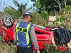 Mobil Agya Terjungkal di Gunung Kijang Bintan, Diduga Pengemudi Mengantuk dan Kelelahan Kondisi mobil Toyota Agya yang terbalik usai mengalami kecelakaan tunggal di wilayah Gunung Kijang, Bintan (Foto: Humas Polres Bintan)