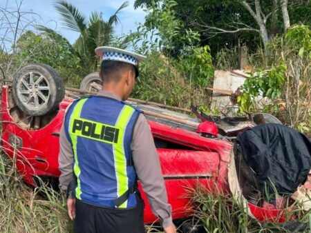 Kondisi mobil Toyota Agya yang terbalik usai mengalami kecelakaan tunggal di wilayah Gunung Kijang, Bintan (Foto: Humas Polres Bintan)