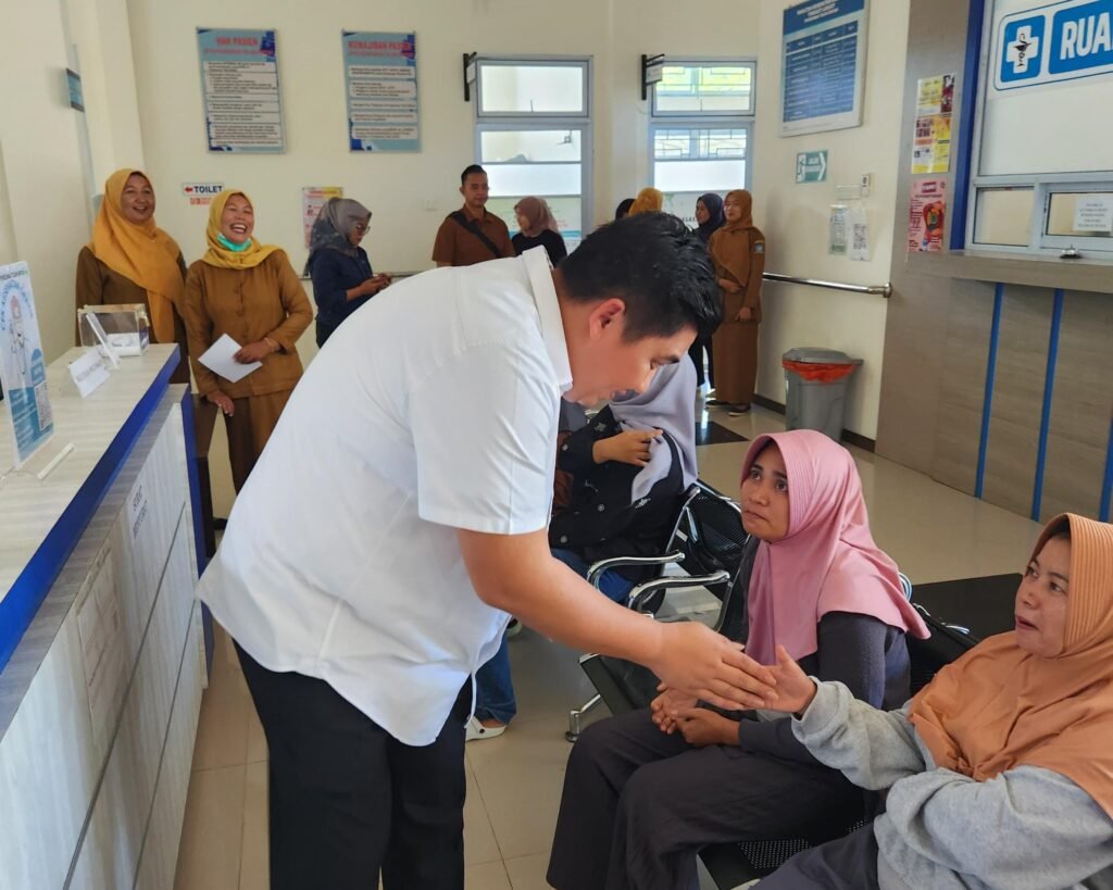 Bupati Bintan Roby Kurniawan menyalami warga saat mengunjungi Puskesmas Teluk Bintan