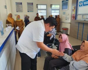 Bupati Bintan Roby Kurniawan menyalami warga saat mengunjungi Puskesmas Teluk Bintan