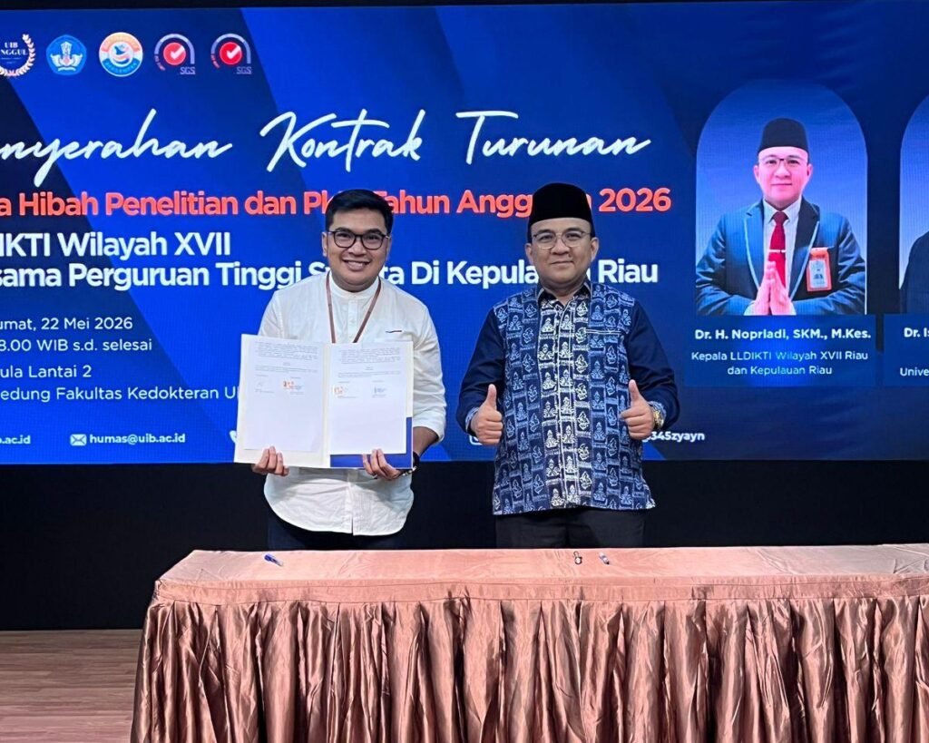 Ketua P3M STIE Pembangunan Tanjungpinang melakukan penandatanganan kontrak bersama Kepala LLDIKTI Wilayah XVII