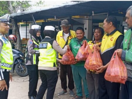 Satlantas Polresta Tanjungpinang Berbagi dalam Giat Jumat Berkah sembari Edukasi Keselamatan kepada Ojek Online