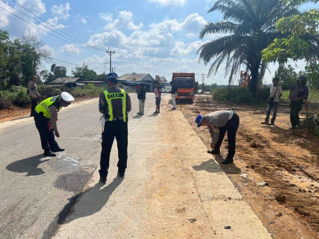 Laka Maut Kembali Terjadi di Bintan, Pemotor Tabrak Truk Petugas Satlantas Polres Bintan saat olah TKP kecelakaan maut di ruas jalan Desa Sebong Pereh, Bintan, Selasa (02/06/2026)