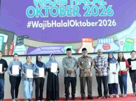 Walikota Tanjungpinang Lis Darmansyah foto bersama usai membuka Sosialisasi Wajib Halal Oktober 2026 yang digelar Badan Penyelenggara Jaminan Produk Halal (BPJPH) bersama Kementerian Agama di Gedung Dekranasda Kepulauan Riau, Kota Tanjungpinang, Kamis (4/6).