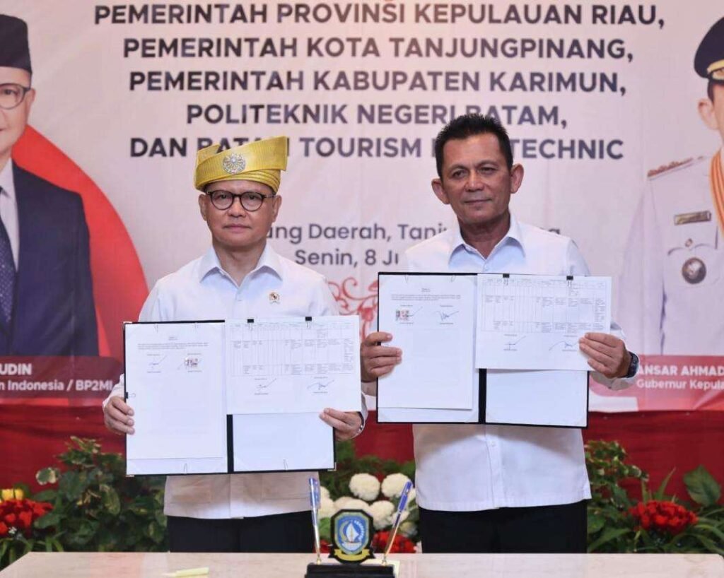 Gubernur Kepri Ansar Ahmad dan Menteri P2MI Mukhtarudin menunjukkan dokumen kerjasama dalam menyiapkan ekosistem pekerja migran yang berkualitas di Gedung Daerah Tanjungpinang, Senin (8/6)