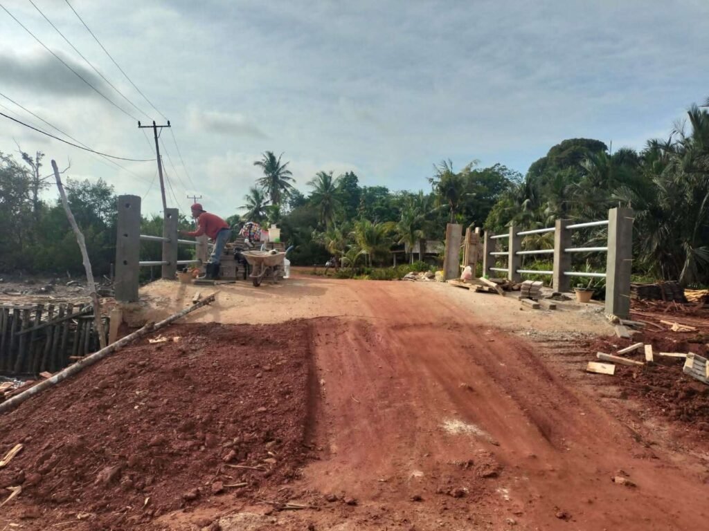 Sinergi Tanpa Batas: TNI dan Warga Bahu-Membahu Kebut Besi Pengaman Jembatan Sungai Mata III