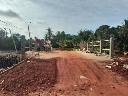 Sinergi Tanpa Batas: TNI dan Warga Bahu-Membahu Kebut Besi Pengaman Jembatan Sungai Mata III