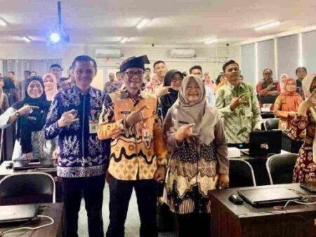 Kepala Dinas Komunikasi dan Informatika Kota Tanjungpinang, Teguh Susanto, saat membuka Forum Sinkronisasi Tata Kelola Sertifikat Elektronik dan Sistem Elektronik Pemerintah Kota Tanjungpinang di Ruang CAT BKPSDM, Kamis (11/6).