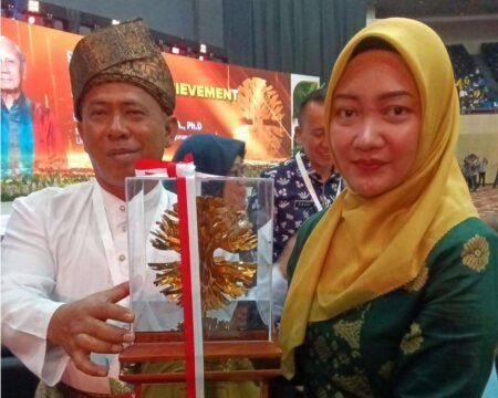 Miswanto bersama Kepala DLH Bintan Niken Wulandari usai menerima penghargaan Kalpataru Adya 2026