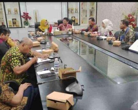 Rapat penanganan Kejadian Luar Biasa (KLB) malaria periode April–Juni 2026 di Ruang Rapat Engku Putri Raja Hamidah, Kantor Wali Kota Tanjungpinang, Kamis (18/6).