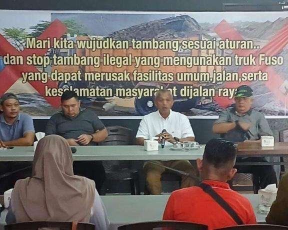 Andi Cori Cs Siap Laporkan Dugaan Tambang Pasir Ilegal di Bintan ke Jakarta, Desak APH Bertindak Tegas Sejumlah tokoh masyarakat Tanjungpinang dan Bintan yang tergabung dalam Kumpulan Masyarakat Provinsi Kepulauan Riau (Kepri) yang dipimpin Andi Cori Patahuddin menggelar konferensi pers terbuka di Cafe Qozy Km 8 Atas, Tanjungpinang, terkait dugaan pembiaran aktivitas tambang pasir darat ilegal di wilayah Kabupaten Bintan, Jumat (19/6/2026).