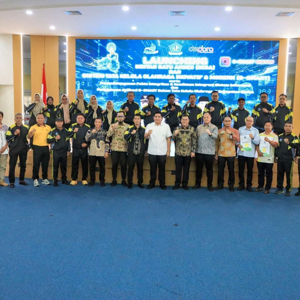 Bupati Bintan Roby Kurniawan bersama undangan saat meresmikan B-MART di Aula Kantor Bupati Bintan, Bandar Seri Bentan.