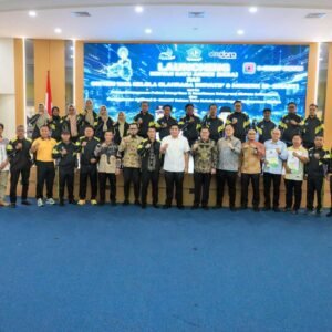 Bupati Bintan Roby Kurniawan bersama undangan saat meresmikan B-MART di Aula Kantor Bupati Bintan, Bandar Seri Bentan.