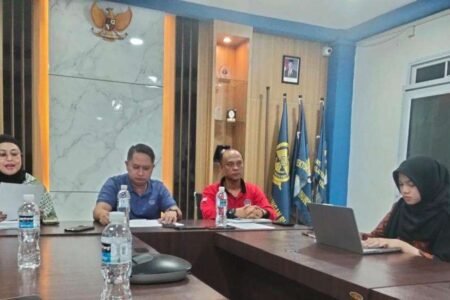 Kapos Pelabuhan Sri Payung Batu 6, Fony Malvinass saat menyampaikan klarifikasi di kantor KSOP Kelas II Tanjungpinang