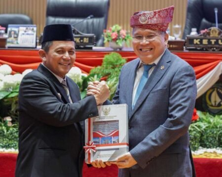 Penyerahan LHP BPK RI atas LKPD Pemprov Kepri TA 2025 kepada Gubernur Kepri Ansar Ahmad, Senin (22/6).