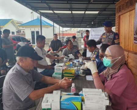 Buruh Angkut Antusias Ikuti Layanan Kesehatan Gratis dari Sidokkes Polresta Tanjungpinang, Sempena HUT Bhayangkara Ke-80