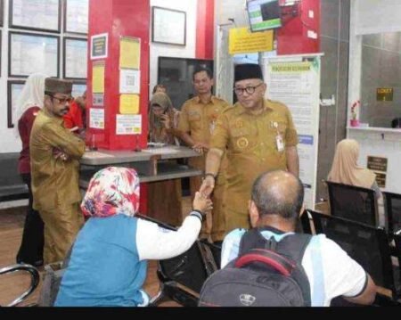 Wali Kota Tanjungpinang, Lis Darmansyah, Salami para pegawai usai memimpin apel pagi di Kantor Dinas Kependudukan dan Pencatatan Sipil (Disdukcapil) Kota Tanjungpinang, Selasa (23/6/2026).