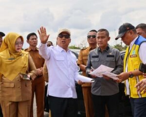 Wakil Gubernur Kepri Nyanyang Haris Pratamura bersama Kepala BNPT RI Eddy Hartono meninjau lokasi bakal pembangunan Sekolah Rakyat Provinsi Kepri di kawasan Dompak, Tanjungpinang, Selasa (23/6/2026).(Ft Diskominfo Kepri)  
