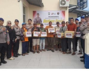 Polairud Polresta Tanjungpinang Salurkan 50 Paket Bansos untuk Masyarakat Pesisir