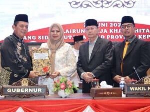 Gubernur Ansar Ahmad secara simbolis menyerahkan dokumen Ranperda Pertanggungjawaban Pelaksanaan APBD Tahun Anggaran 2025 kepada pimpinan DPRD Kepri dalam Rapat Paripurna penyampaian Ranperda LPP APBD Provinsi Kepri Tahun Anggaran 2025 di Ruang Sidang Utama DPRD Provinsi Kepri, Balairung Raja Khalid Hitam, Jumat (26/6/2026). (ft. Diskominfo)