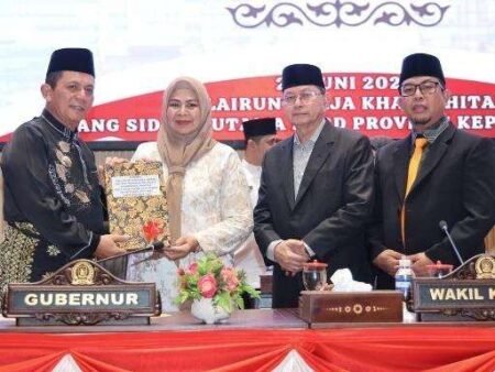 Gubernur Ansar Ahmad secara simbolis menyerahkan dokumen Ranperda Pertanggungjawaban Pelaksanaan APBD Tahun Anggaran 2025 kepada pimpinan DPRD Kepri dalam Rapat Paripurna penyampaian Ranperda LPP APBD Provinsi Kepri Tahun Anggaran 2025 di Ruang Sidang Utama DPRD Provinsi Kepri, Balairung Raja Khalid Hitam, Jumat (26/6/2026). (ft. Diskominfo)