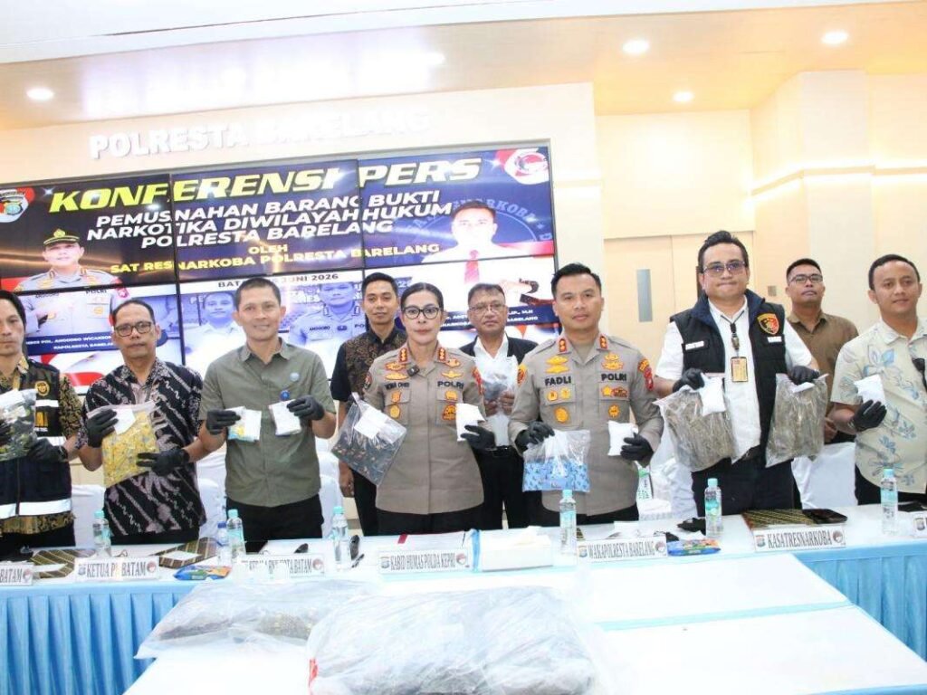 Polresta Barelang menggelar konferensi pers pengungkapan kasus narkoba jaringan antar provinsi dengan modus concealment melalui jasa pengiriman paket sekaligus pemusnahan barang bukti narkotika hasil pengungkapan Satresnarkoba Polresta Barelang, Jum'at (26/06/2026)