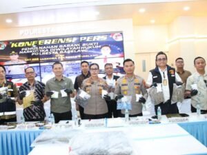 Polresta Barelang menggelar konferensi pers pengungkapan kasus narkoba jaringan antar provinsi dengan modus concealment melalui jasa pengiriman paket sekaligus pemusnahan barang bukti narkotika hasil pengungkapan Satresnarkoba Polresta Barelang, Jum'at (26/06/2026)
