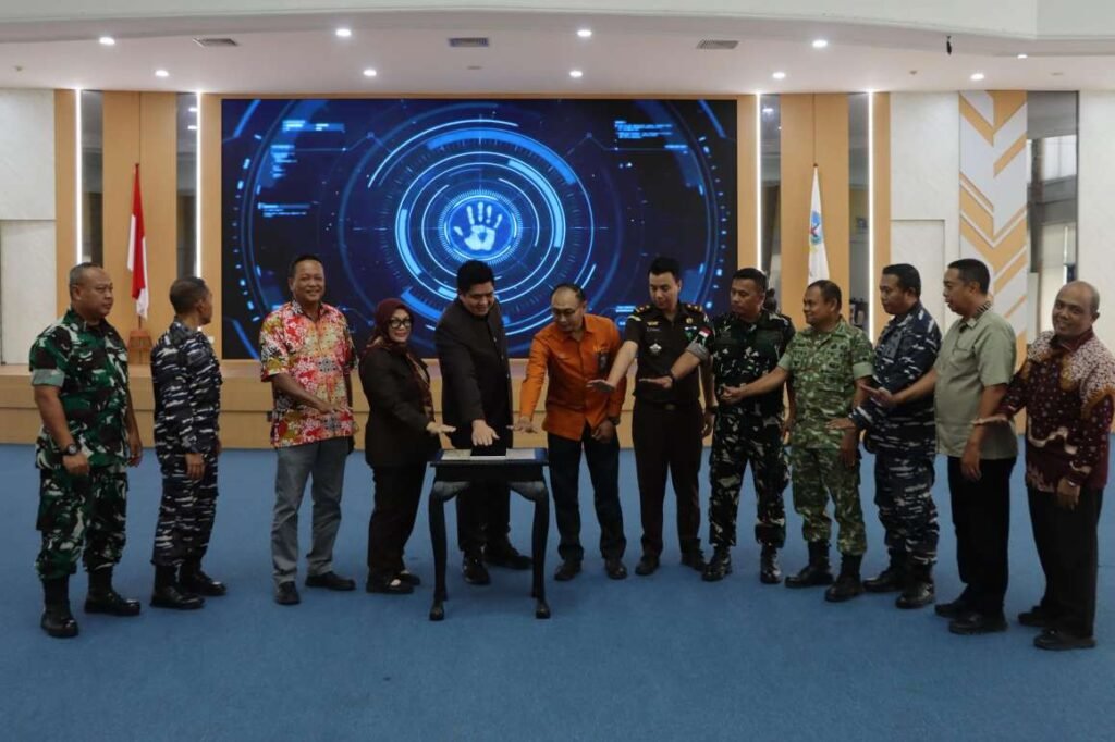 Bupati Bintan Roby Kurniawan bersama Forkopimda dan undangan menekan sirene dalam pencanangan Sensus Ekonomi