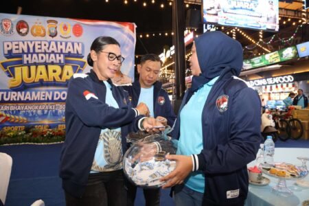 Wakapolda Kepri Brigjen Pol. Dr. Anom Wibowo secara resmi menutup Turnamen Domino Kapolda Kepulauan Riau Cup 2026 dalam rangka memperingati Hari Bhayangkara ke-80 yang diselenggarakan di Utama 98 Food Court, Batu Selicin, Lubuk Baja, Kota Batam, Jumat (26/6/2026)