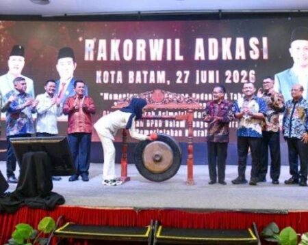 Pemukulan gong membuka kegiatan Rakorwil ADKASI yang dihadiri Gubernur Ansar Ahmad di Ballroom Hotel Pasific Palace Kota Batam, Sabtu (27/6/2026). (Ft. Pemprov Kepri)
