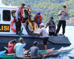 Wujud Nyata Kepedulian Polri ke Masyarakat Sempena HUT Bhayangkara ke-80, Kapolres Anambas Salurkan Bansos untuk Nelayan di Desa Sri Tanjung