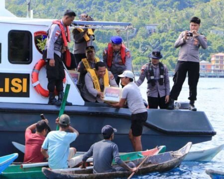 Wujud Nyata Kepedulian Polri ke Masyarakat Sempena HUT Bhayangkara ke-80, Kapolres Anambas Salurkan Bansos untuk Nelayan di Desa Sri Tanjung