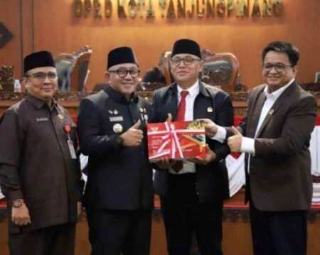 Wali Kota Tanjungpinang, Lis Darmansyah, foto bersama usai menyampaikan pidato pengantar Ranperda Pertanggungjawaban Pelaksanaan APBD Kota Tanjungpinang Tahun Anggaran 2025 dalam Rapat Paripurna DPRD Kota Tanjungpinang, Senin (29/06/2026).