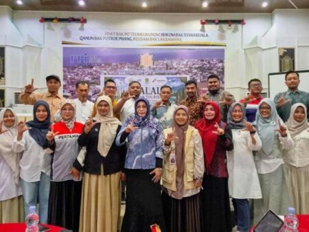 Foto bersama para peserta usai kegiatan Seminar Halal Food & Tourism bertema "Peluang dan Tantangan dalam Pengembangan Ekosistem Halal Berkelanjutan di Aula RRI Lhokseumawe, Kamis (25/6/2026).