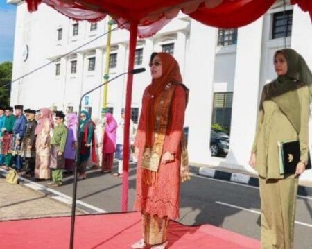 Sekretaris Daerah Provinsi Kepulauan Riau, Misni, memimpin Upacara Peringatan Hari Keluarga Nasional (Harganas) Ke-33 Tingkat Provinsi Kepulauan Riau Tahun 2026 di Halaman Kantor Gubernur Kepulauan Riau, Dompak, Kota Tanjungpinang, Senin (29/6/2026).