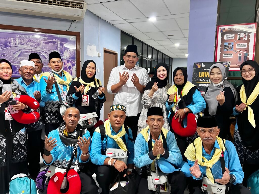 Bupati Bintan Roby Kurniawan menyambut kepulangan Jemaah Haji Bintan bersama Jemaah Haji Kabupaten/Kota lain yang tergabung dalam Kloter BTH 01 Embarkasi Batam.