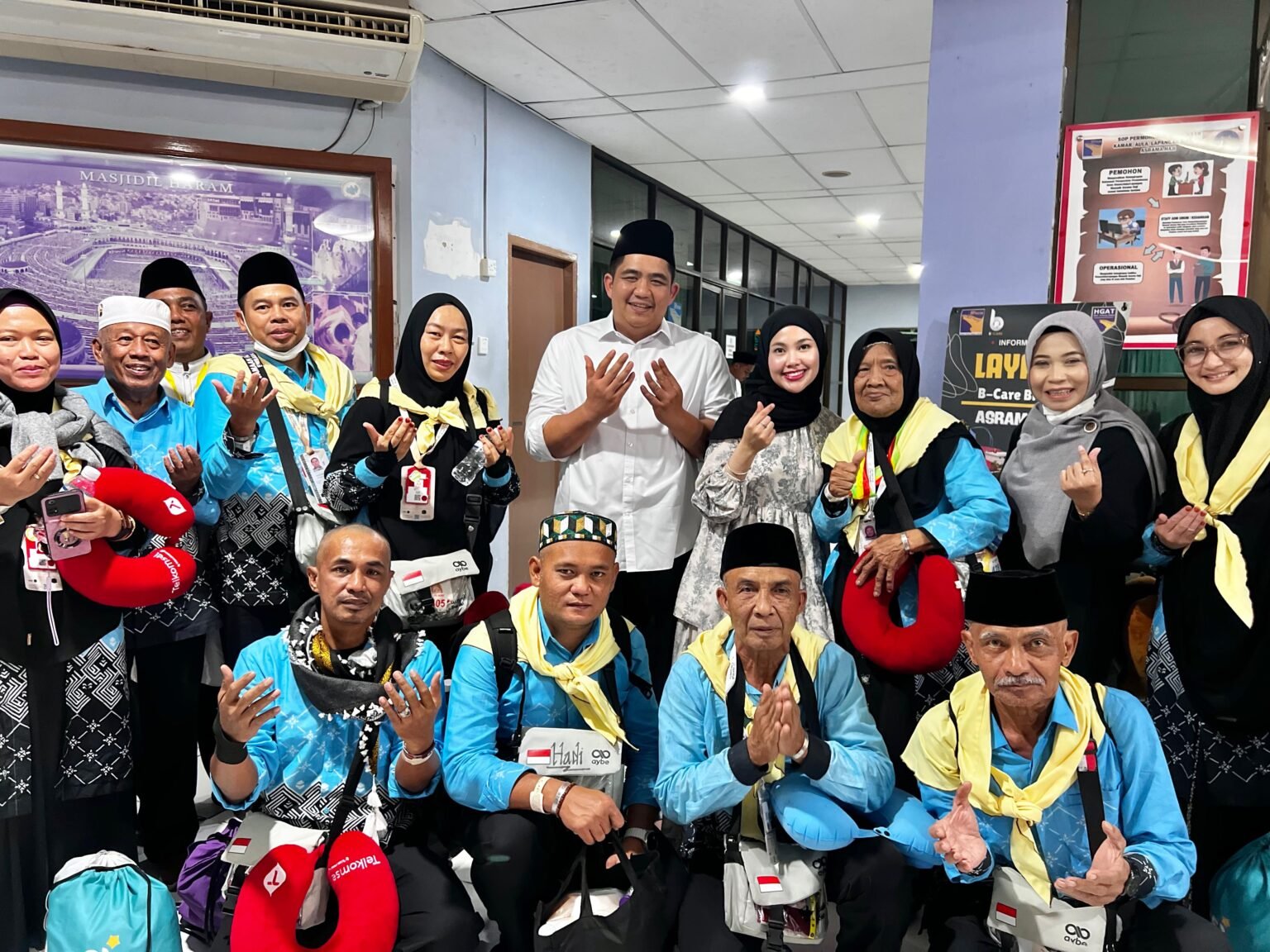 Sambut Jemaah Haji di Tanah Air, Roby Siapkan Layanan Kesehatan Home Care Selama Tiga Pekan Bupati Bintan Roby Kurniawan menyambut kepulangan Jemaah Haji Bintan bersama Jemaah Haji Kabupaten/Kota lain yang tergabung dalam Kloter BTH 01 Embarkasi Batam.