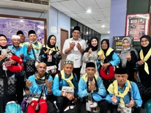 Bupati Bintan Roby Kurniawan menyambut kepulangan Jemaah Haji Bintan bersama Jemaah Haji Kabupaten/Kota lain yang tergabung dalam Kloter BTH 01 Embarkasi Batam.