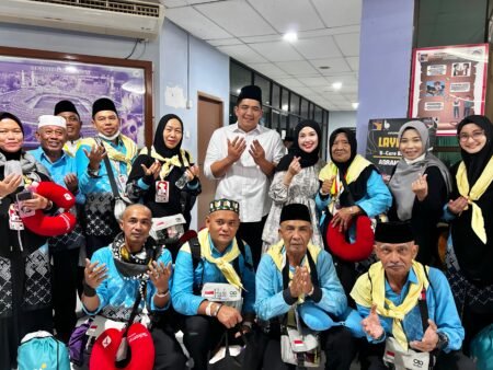 Bupati Bintan Roby Kurniawan menyambut kepulangan Jemaah Haji Bintan bersama Jemaah Haji Kabupaten/Kota lain yang tergabung dalam Kloter BTH 01 Embarkasi Batam.