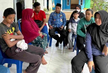 Dinkes Dalduk KB Kota Tanjungpinang membuka posko layanan pemeriksaan malaria di Senggarang.