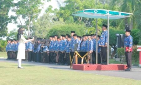Walikota Tanjungpinang Lis Darmansyah memimpin upacara Peringatan Hari Lahir Pancasila di Halaman Kantor Wali Kota, Senin (1/6).
