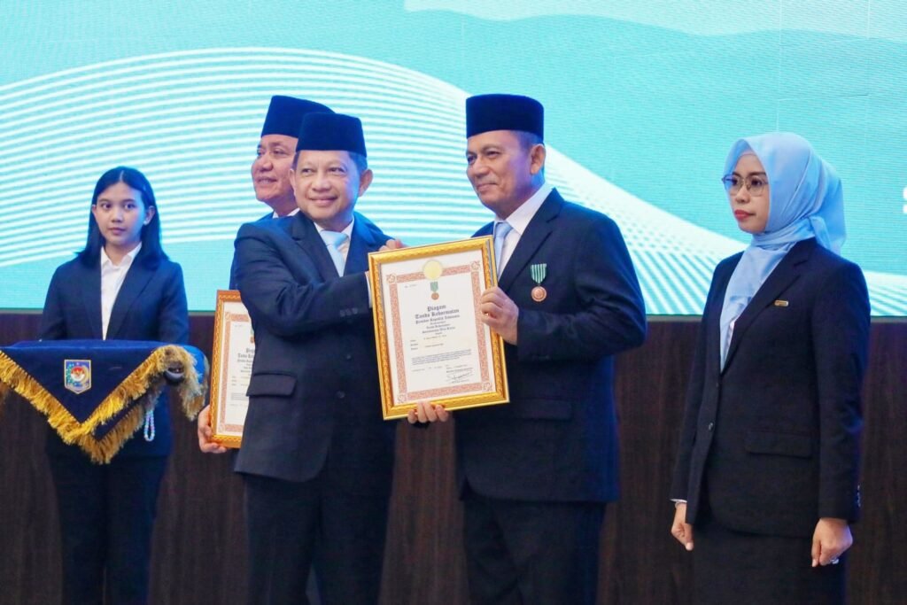 Ansar Terima Satyalancana Wira Karya dari Presiden RI, Berkontribusi Nyata di Bidang Kelautan dan Perikanan Gubernur Kepri Ansar Ahmad menerima piagam tanda kehormatan Satyalancana Wira Karya Bidang Pemerintahan dalam Pengelolaan, Pengembangan, dan Pembangunan Kelautan dan Perikanan Tahun 2025 dari Mendagri Muhammad Tito Karnavian di Jakarta, Senin (1/6).