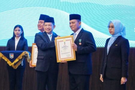 Gubernur Kepri Ansar Ahmad menerima piagam tanda kehormatan Satyalancana Wira Karya Bidang Pemerintahan dalam Pengelolaan, Pengembangan, dan Pembangunan Kelautan dan Perikanan Tahun 2025 dari Mendagri Muhammad Tito Karnavian di Jakarta, Senin (1/6).