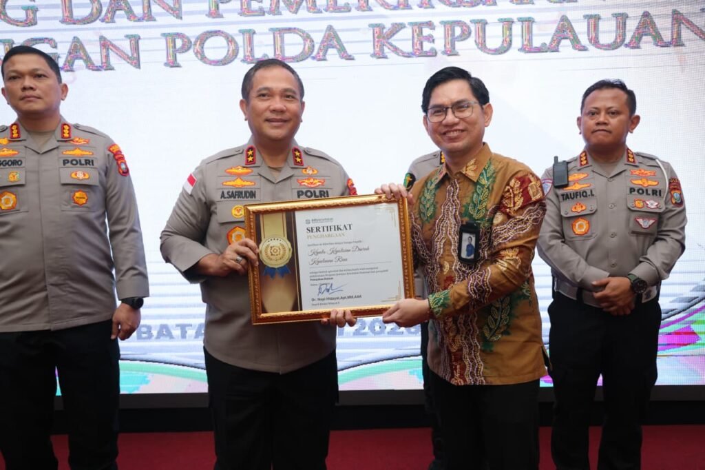 ‎Polda Kepri Raih Penghargaan BPJS Kesehatan, Dukung Kebersihan Program JKN