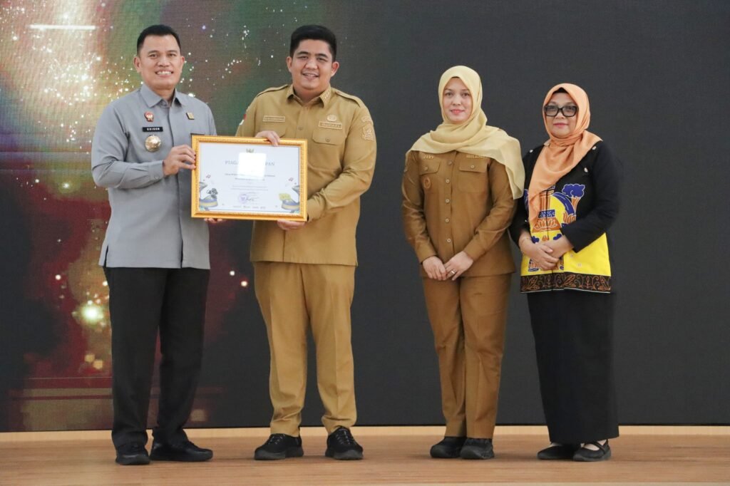 Bupati Bintan Roby Kurniawan saat menerima piagam penghargaan dari Kepala Kanwil Kemenkum Kepri