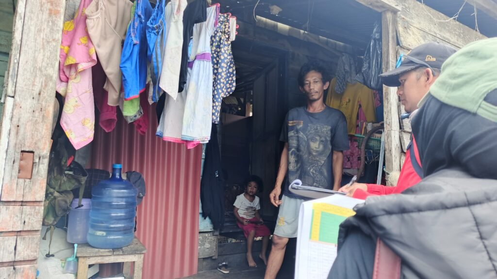 Disperkim Bintan saat melakukan verifikasi RTLH