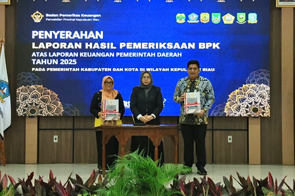 Bupati Bintan Roby Kurniawan menerima LHP atas LKPD Tahun Anggaran 2025 di Auditorium Kantor BPK Perwakilan Provinsi Kepri