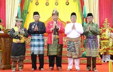 Gubernur Kepri Ansar Ahmad bersama Wakil Walikota Tanjunpinang Raja Ariza Ansar saat menghadiri Pengukuhan Hulubalang LAM Kepri Masa Khidmat 2026–2027 di Balai Adat Seri Indera Sakti, Senin (8/6).
