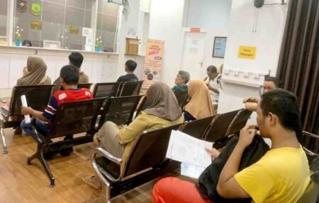 Warga saat mengurus administrasi kependudukan di kantor Disdukcapil
